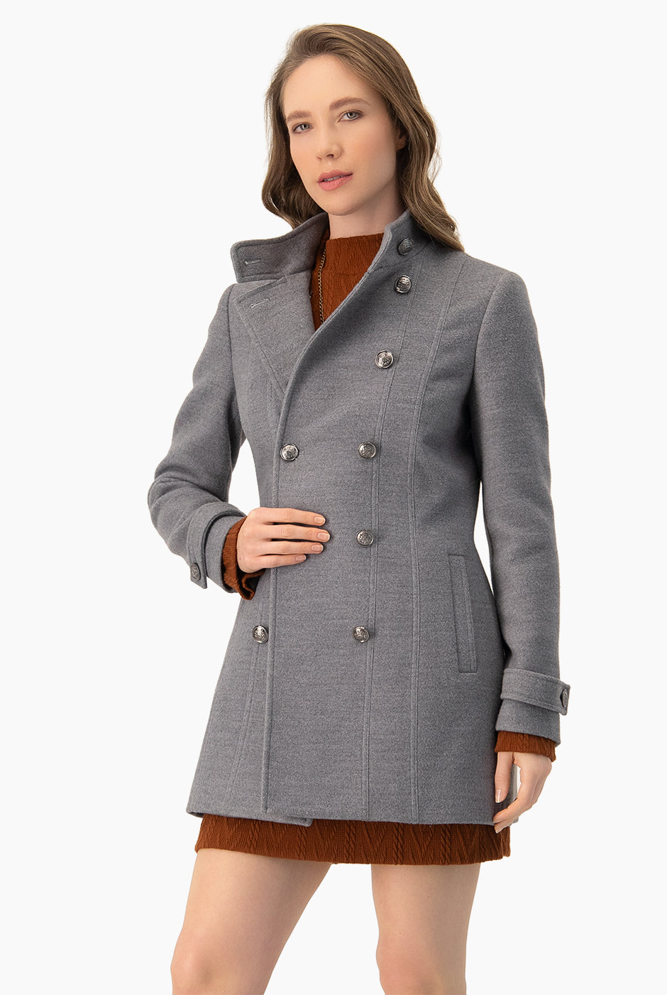 Abrigo largo gris tipo militar con doble botonadura