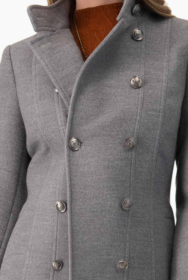 Abrigo largo gris tipo militar