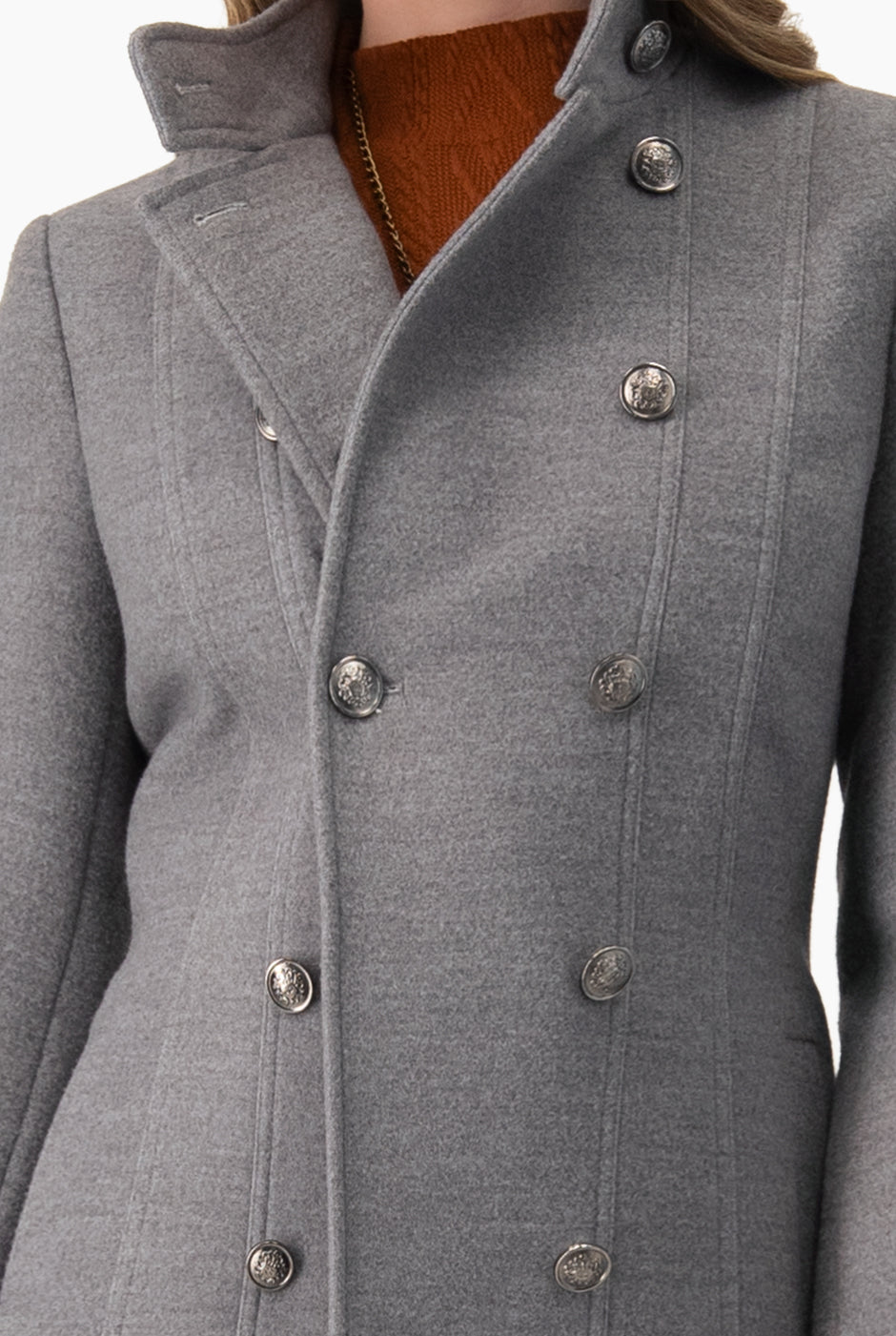 Abrigo largo gris tipo militar con doble botonadura