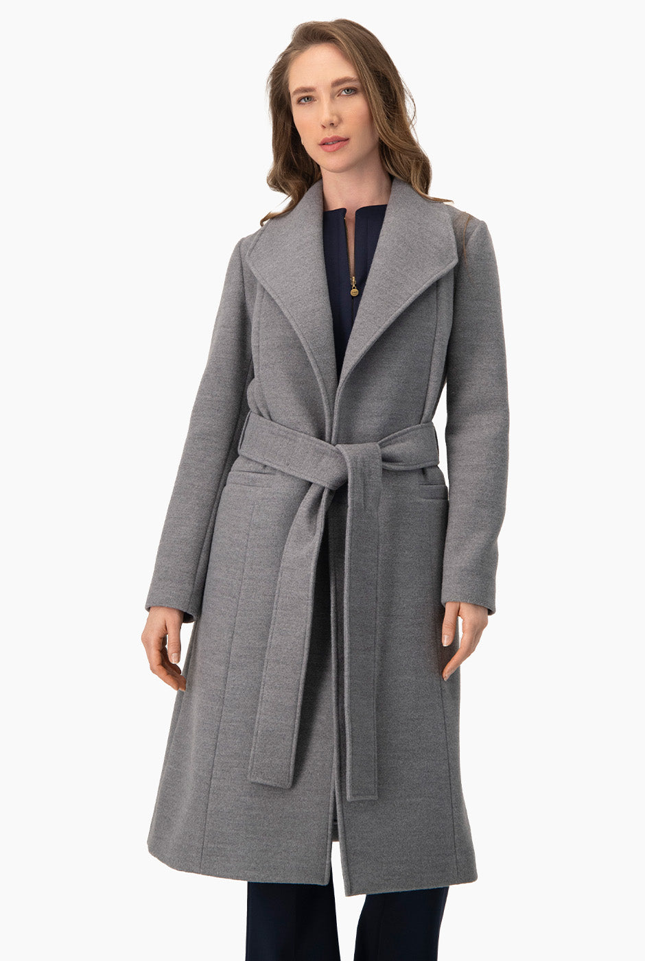 Abrigo largo gris con cinta y solapas anchas
