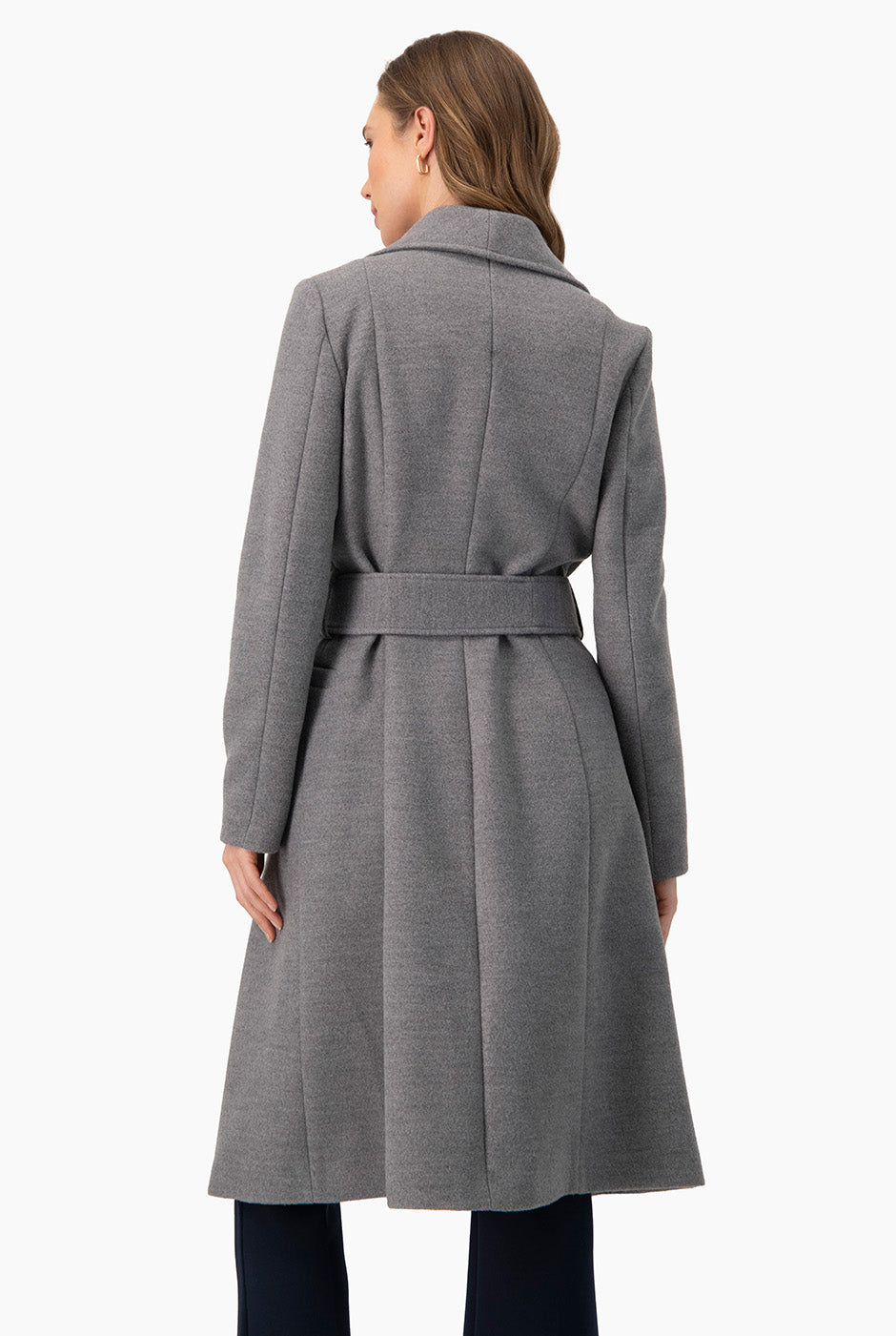 Abrigo largo gris con cinta y solapas anchas