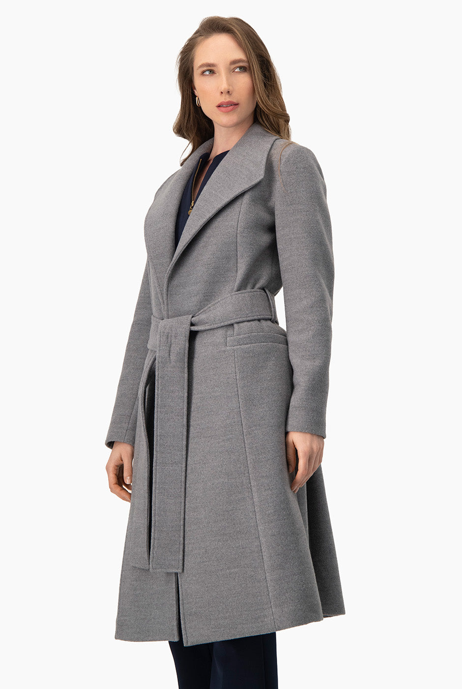 Abrigo largo gris con cinta y solapas anchas