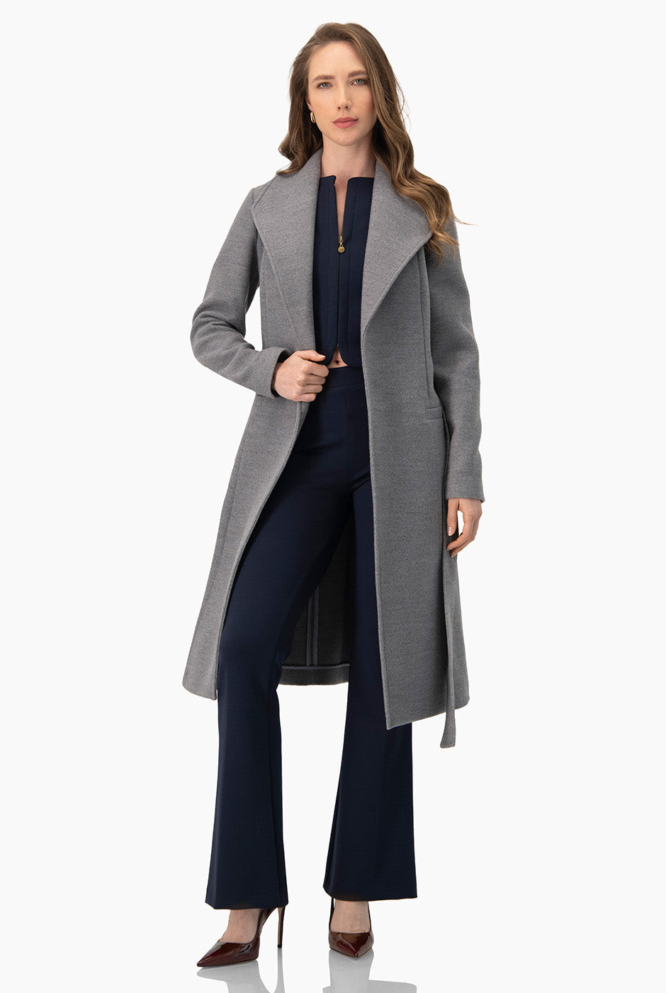 Abrigo largo gris con cinta y solapas anchas