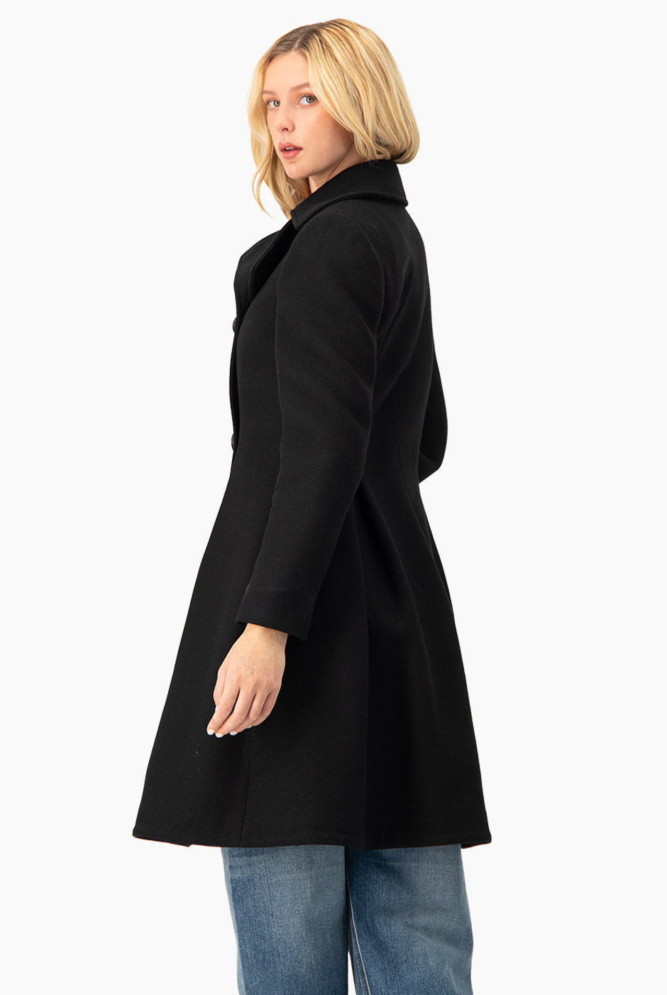 Abrigo largo negro de doble botonadura y solapa amplia