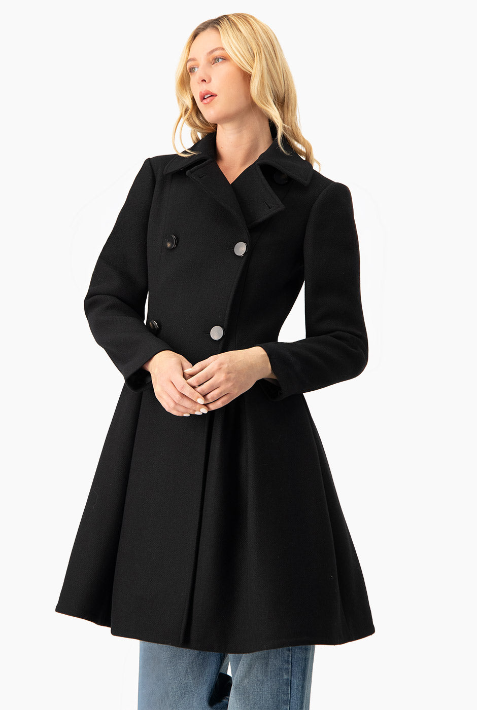 Abrigo largo negro de doble botonadura y solapa amplia