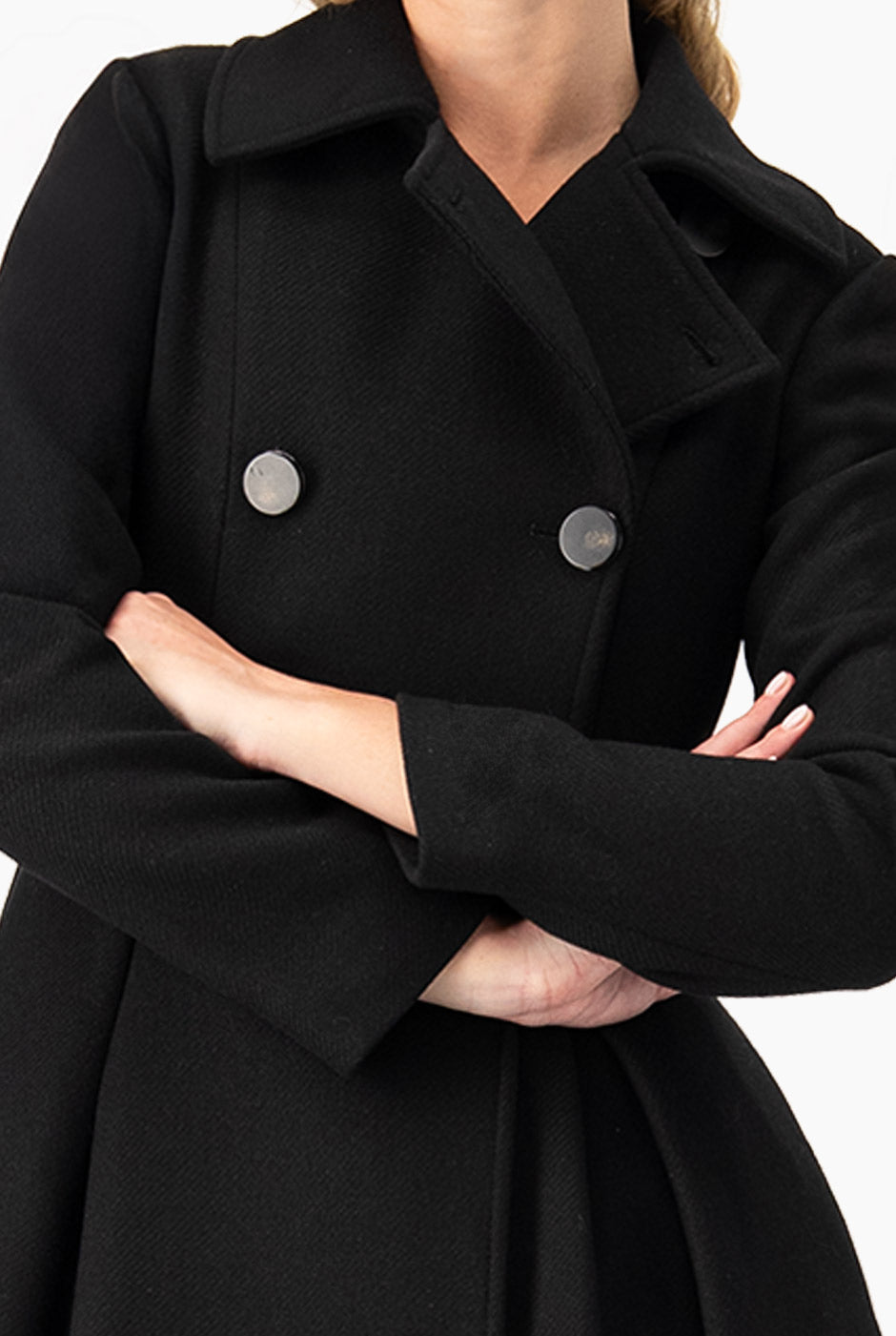 Abrigo largo negro de doble botonadura y solapa amplia