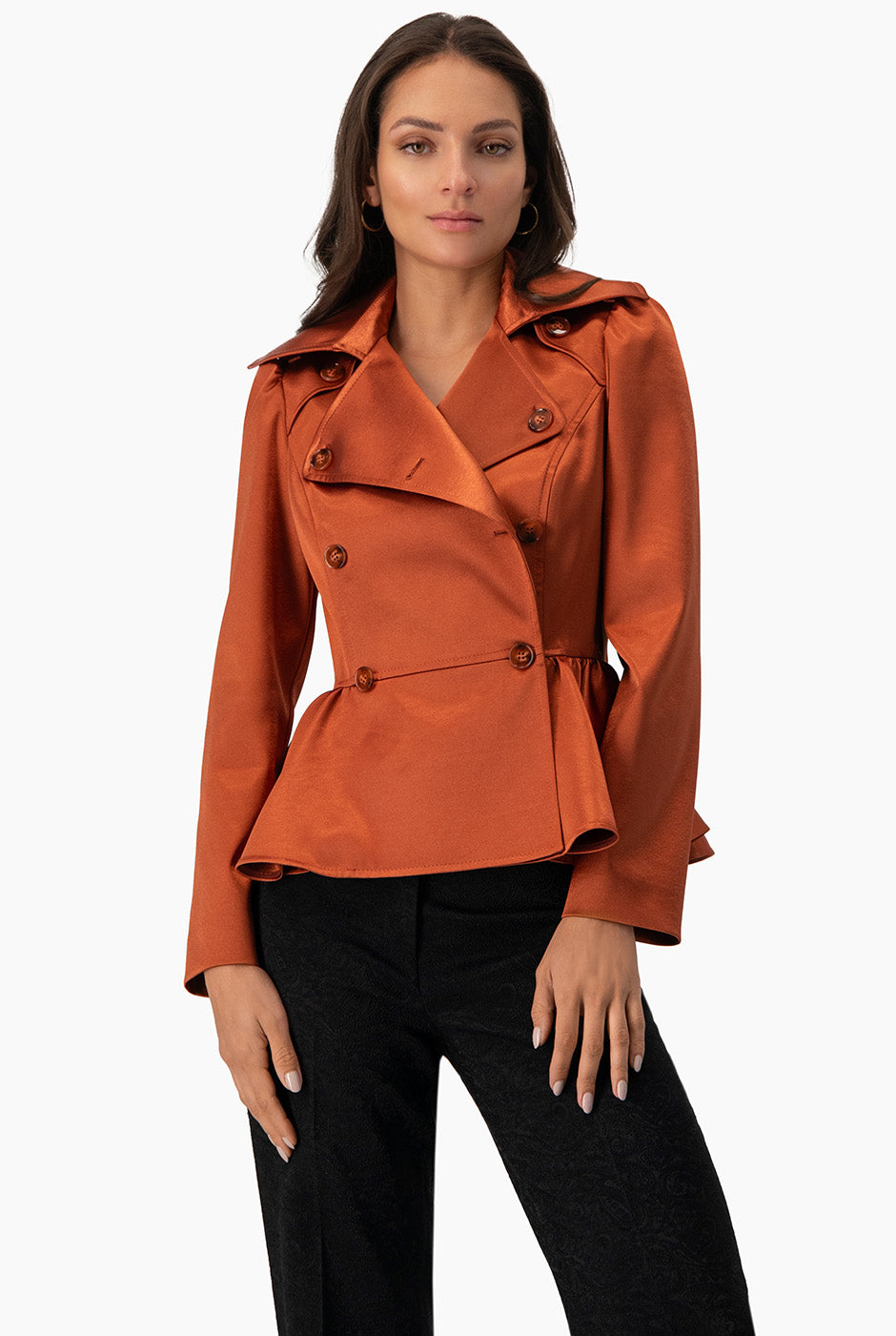 Trench liso corto chedrón con solapa y botones