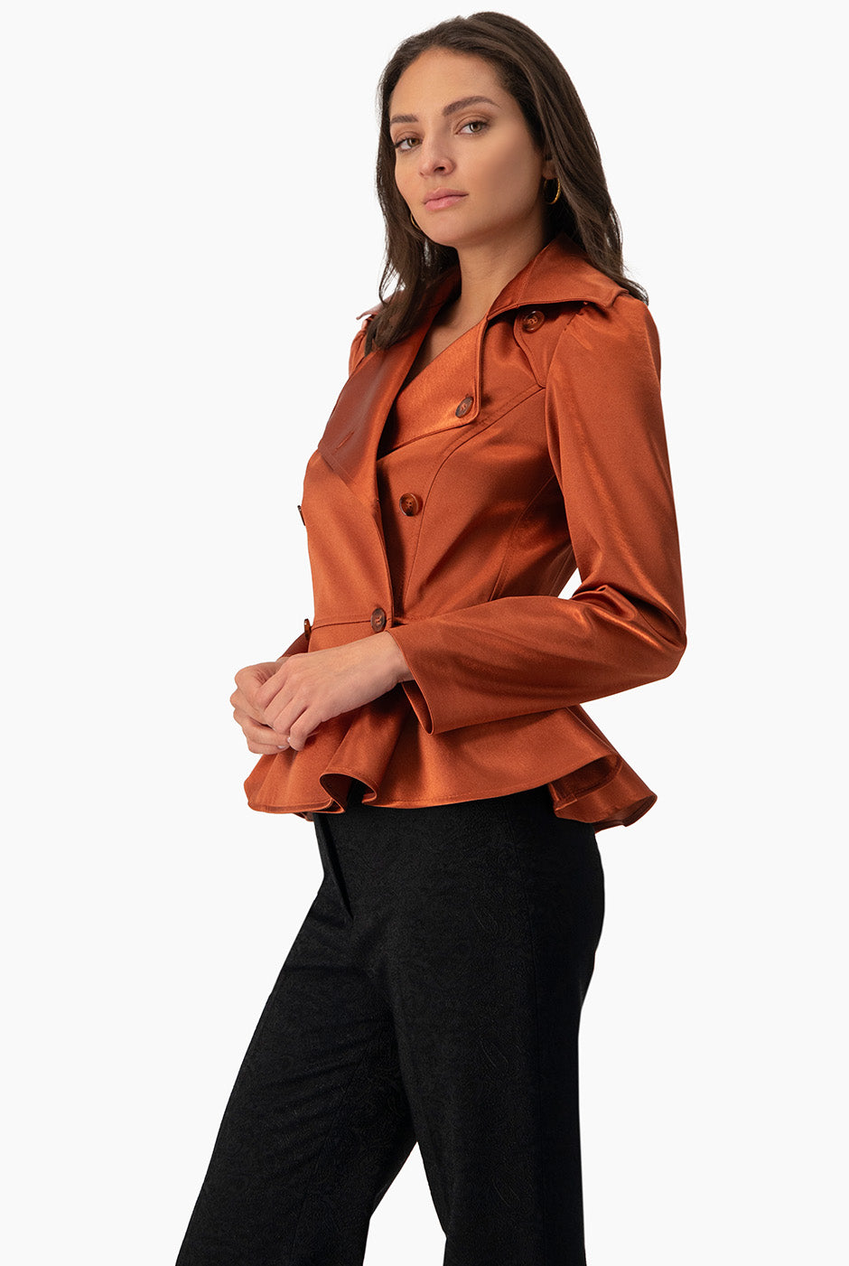 Trench liso corto chedrón con solapa y botones