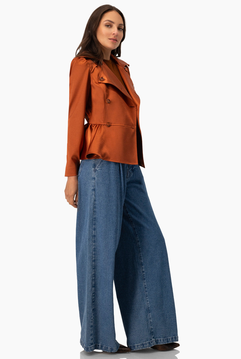 Trench liso corto chedrón con solapa y botones