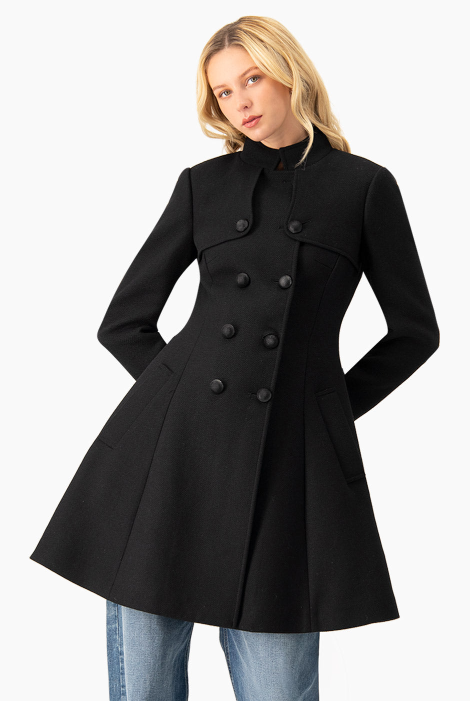 Abrigo negro con doble botonadura y bolsillos laterales