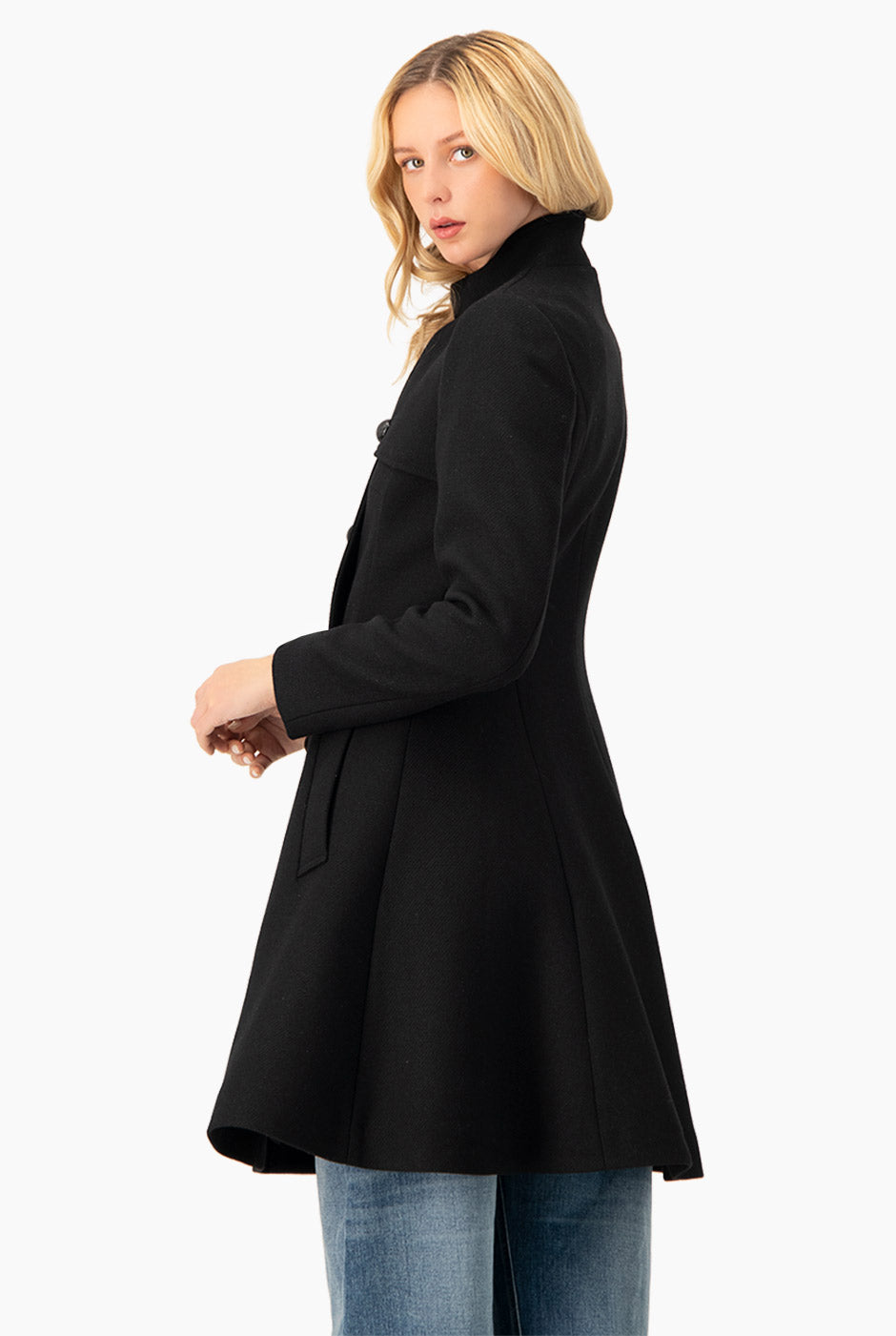 Abrigo negro con doble botonadura y bolsillos laterales