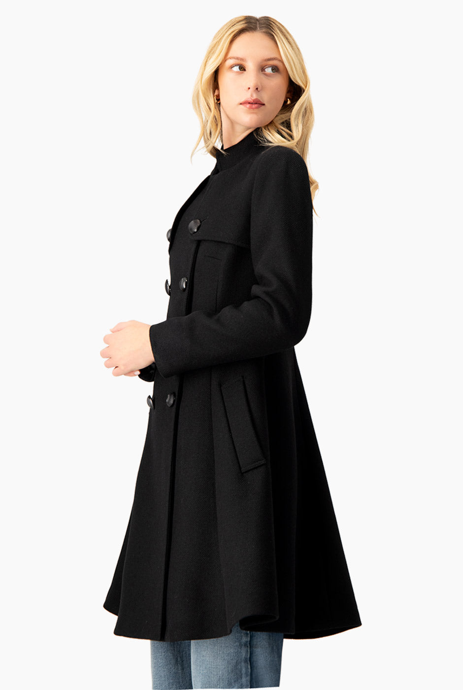 Abrigo negro con doble botonadura y bolsillos laterales