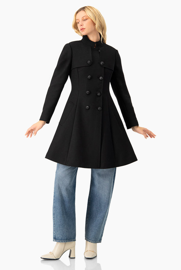 Abrigo negro con doble botonadura