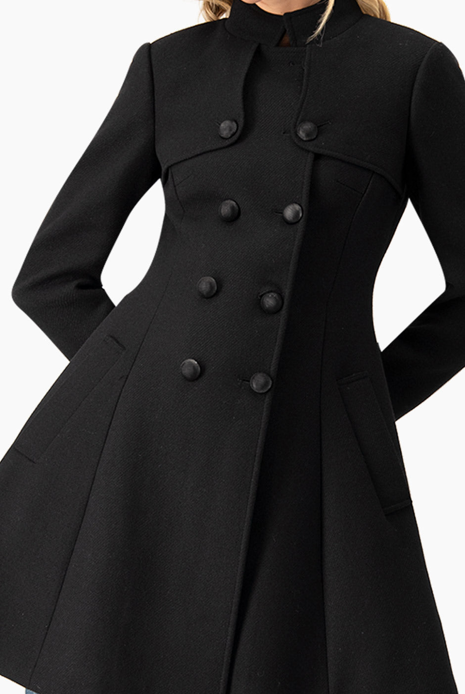 Abrigo negro con doble botonadura y bolsillos laterales