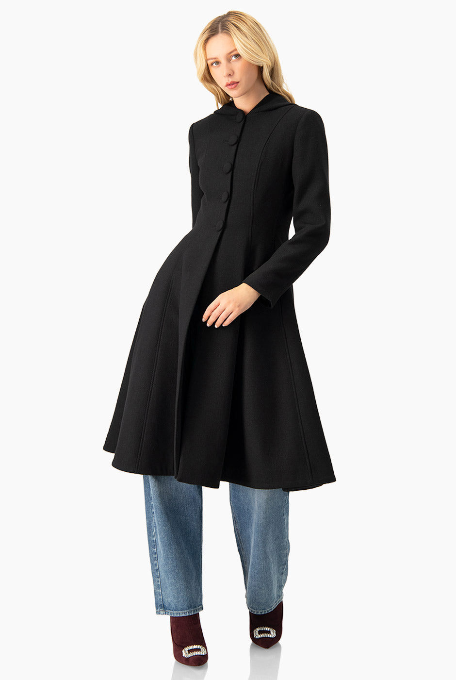 Abrigo largo negro con capucha y botones frontales