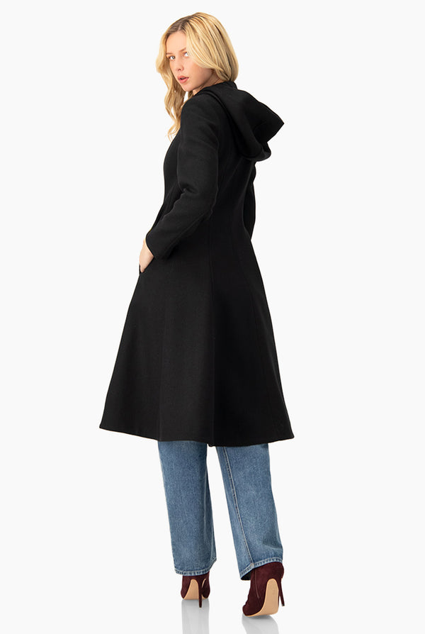 Abrigo largo negro y capucha