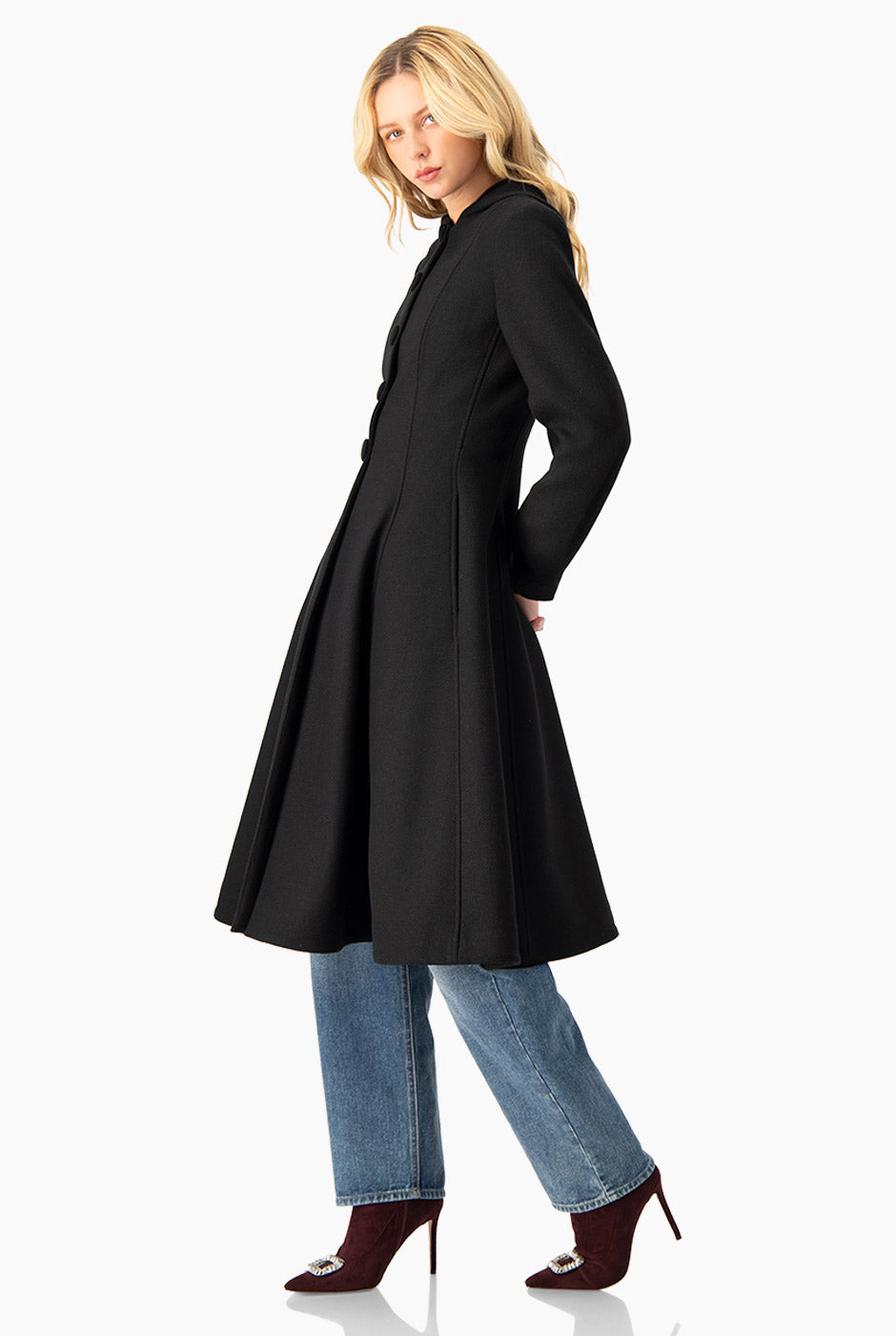 Abrigo largo negro con capucha y botones frontales