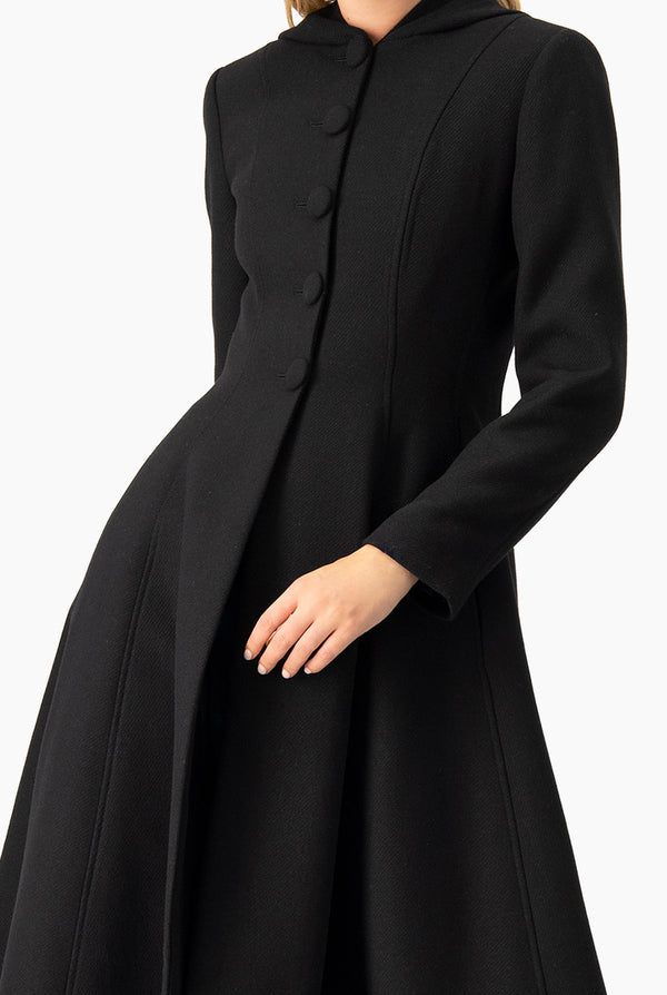 Abrigo largo negro y capucha