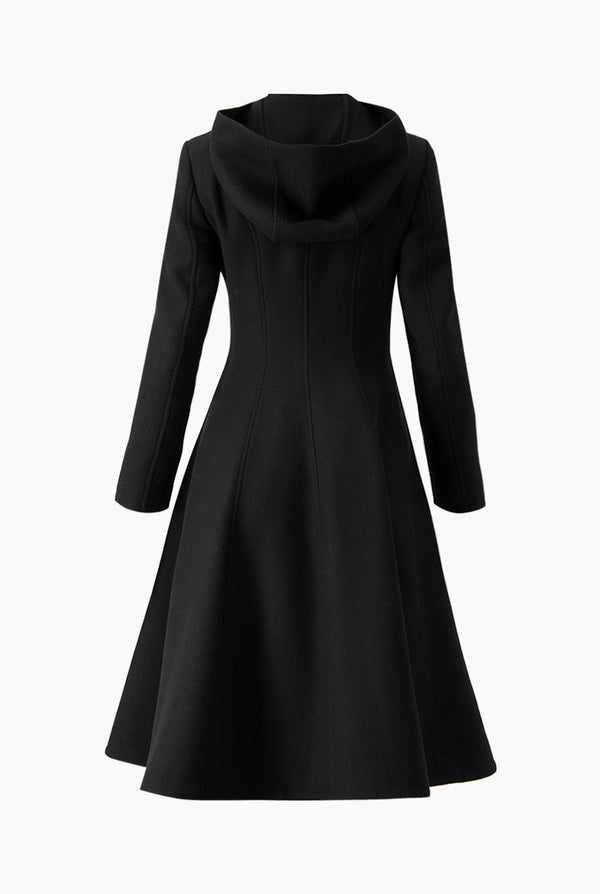 Abrigo largo negro y capucha