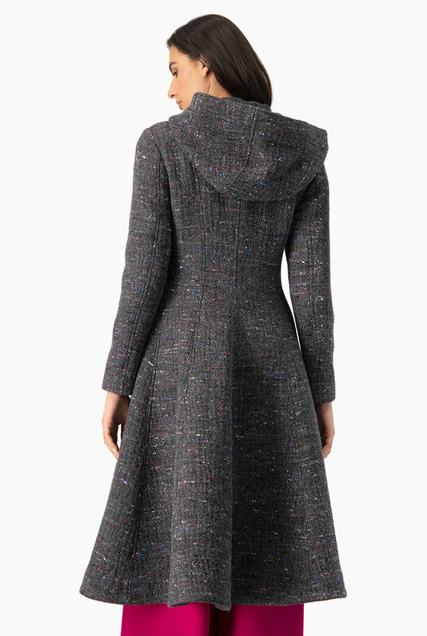 Abrigo largo gris y capucha