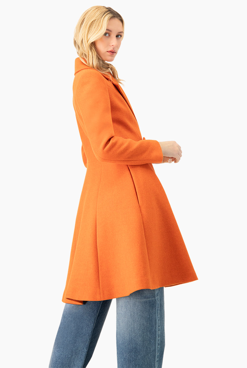 Abrigo largo cruzado naranja con solapas y botones de Ivonne