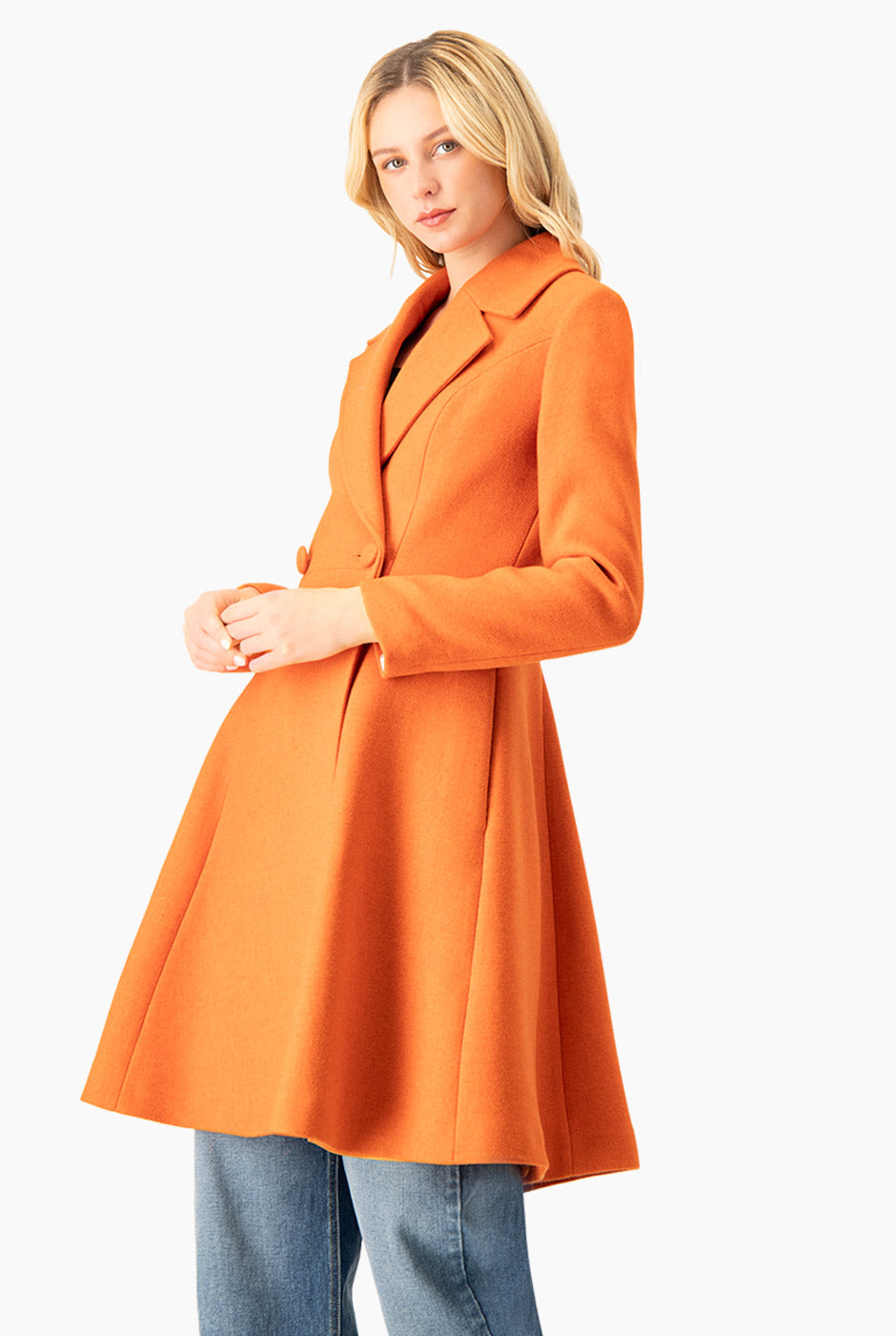 Abrigo largo cruzado naranja con solapas y botones de Ivonne