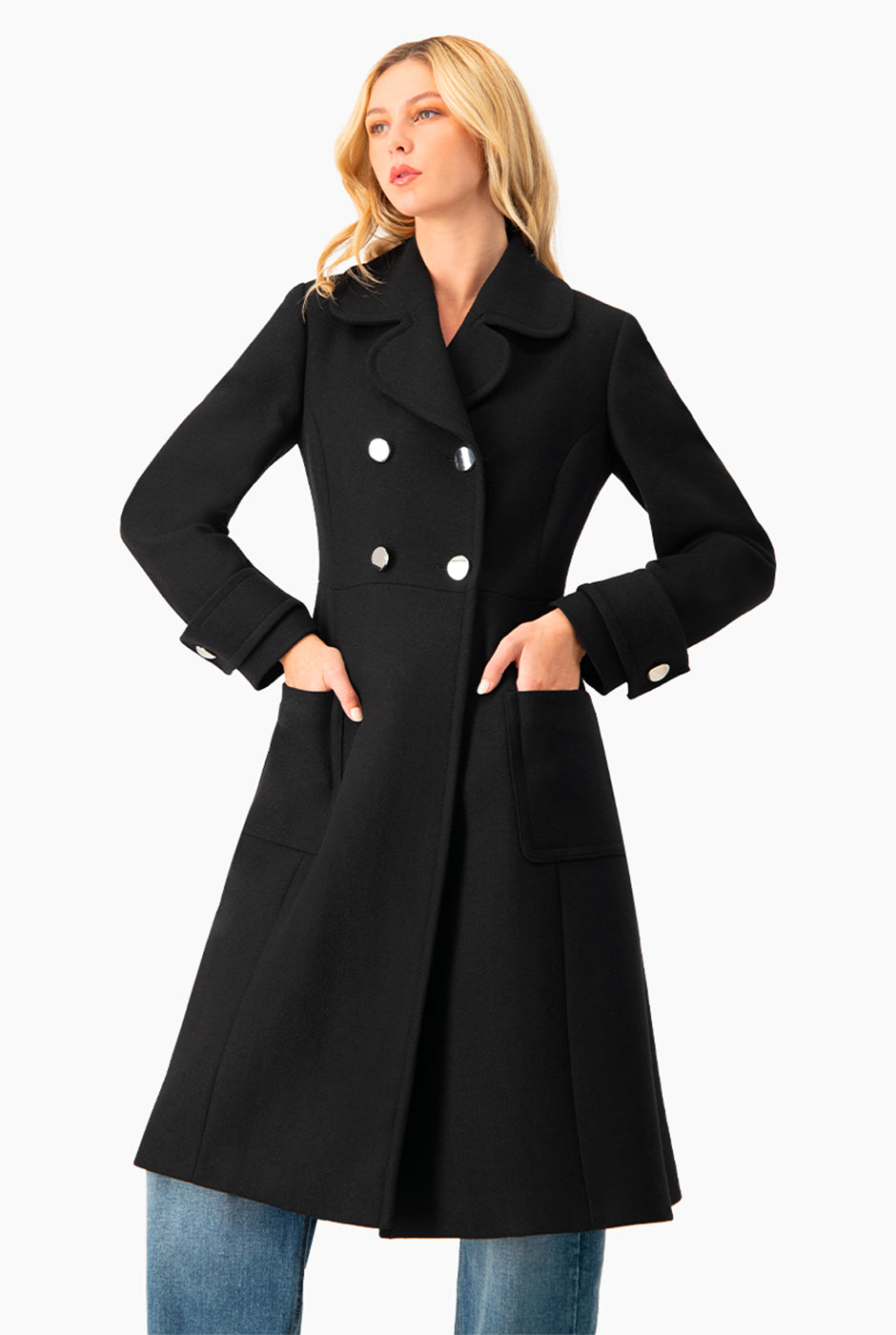 Abrigo largo negro con doble botonadura y bolsillos de parche
