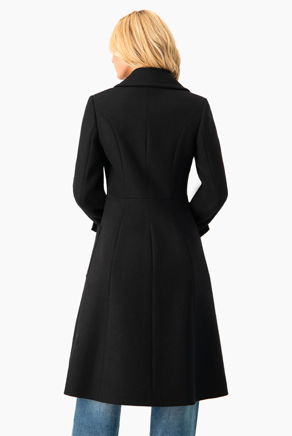 Abrigo largo negro con doble botonadura y bolsillos de parche