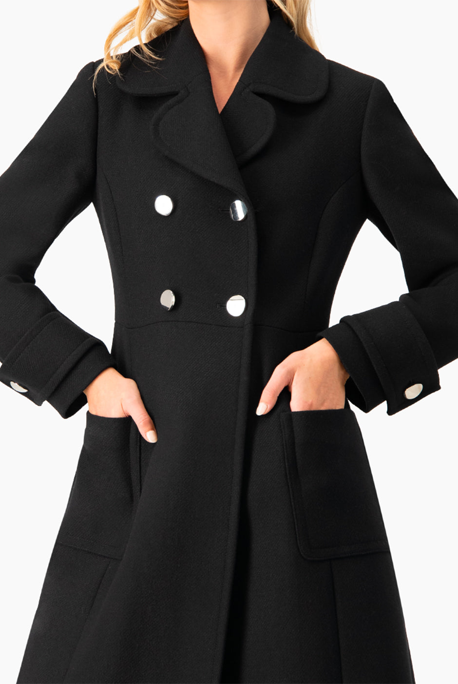 Abrigo largo negro con doble botonadura y bolsillos de parche