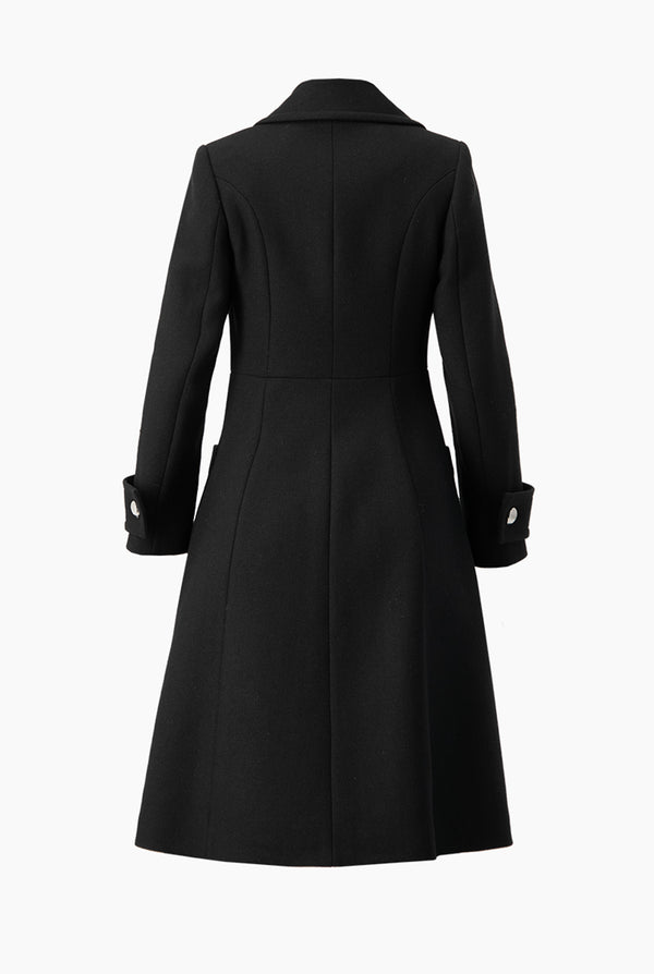 Abrigo negro y doble botonadura