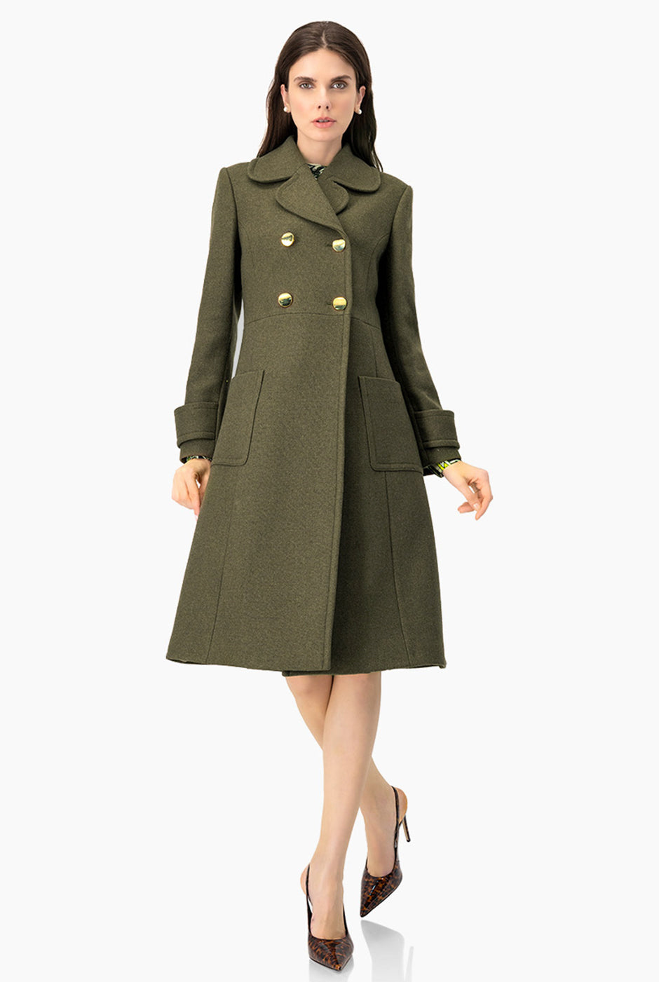 Abrigo largo olivo con doble botonadura y bolsillos de parche