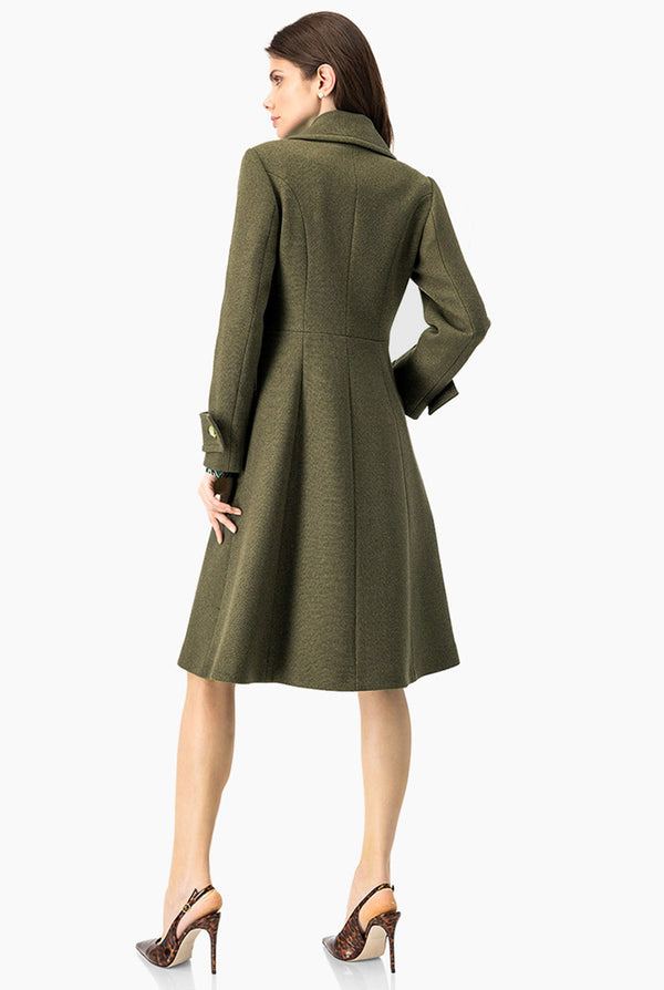 Abrigo olivo y doble botonadura