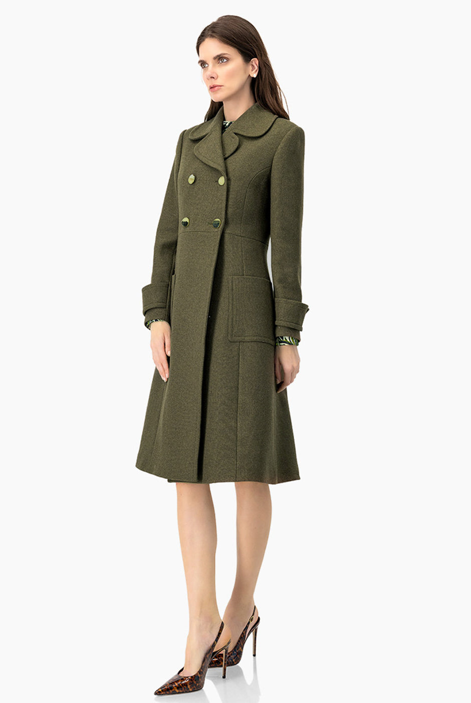 Abrigo largo olivo con doble botonadura y bolsillos de parche
