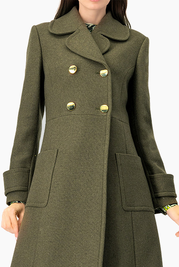 Abrigo olivo y doble botonadura
