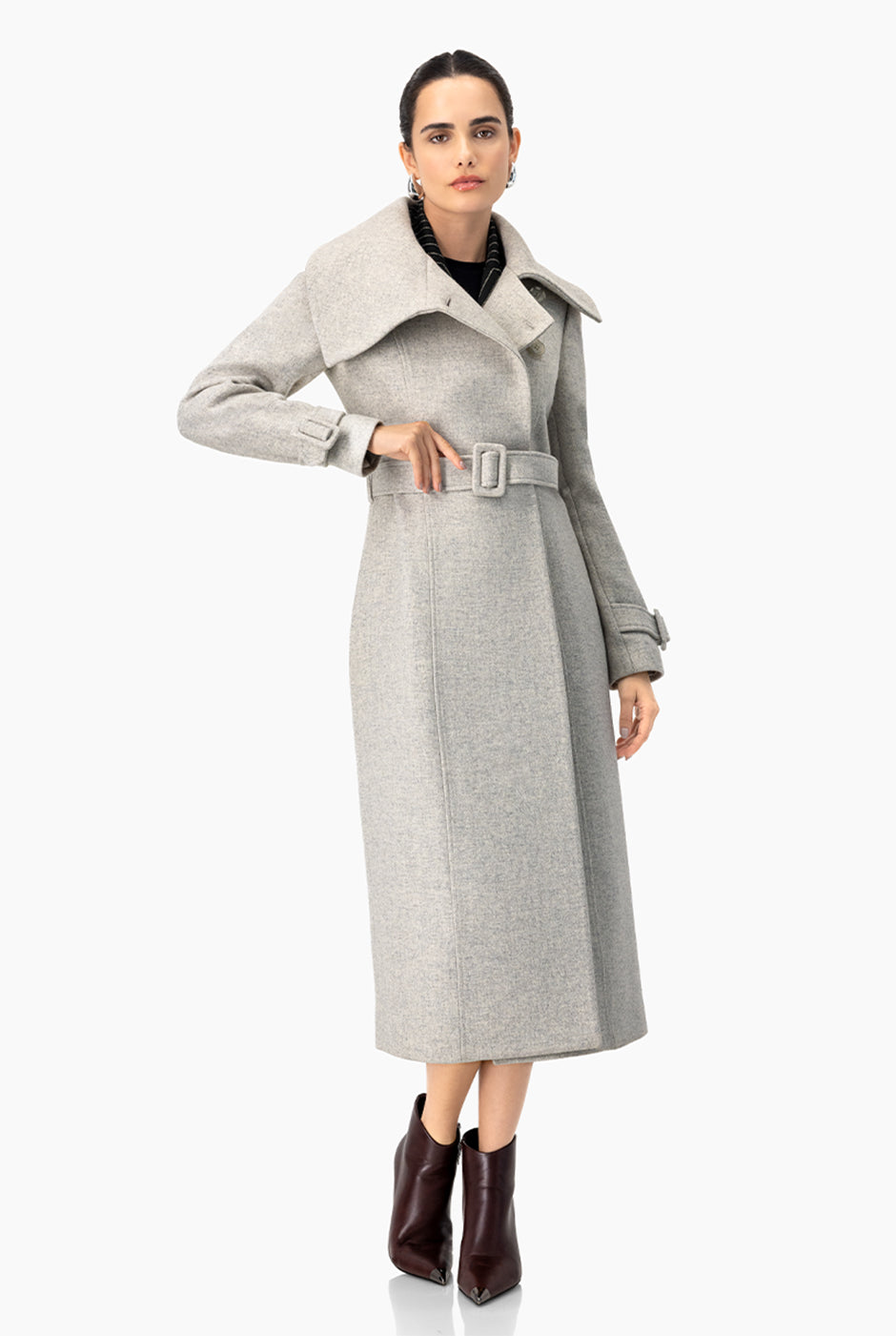Abrigo largo cruzado gris con cinturón y solapas amplias