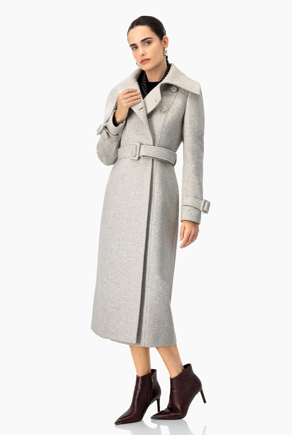 Abrigo largo cruzado gris con cinturón y solapas amplias