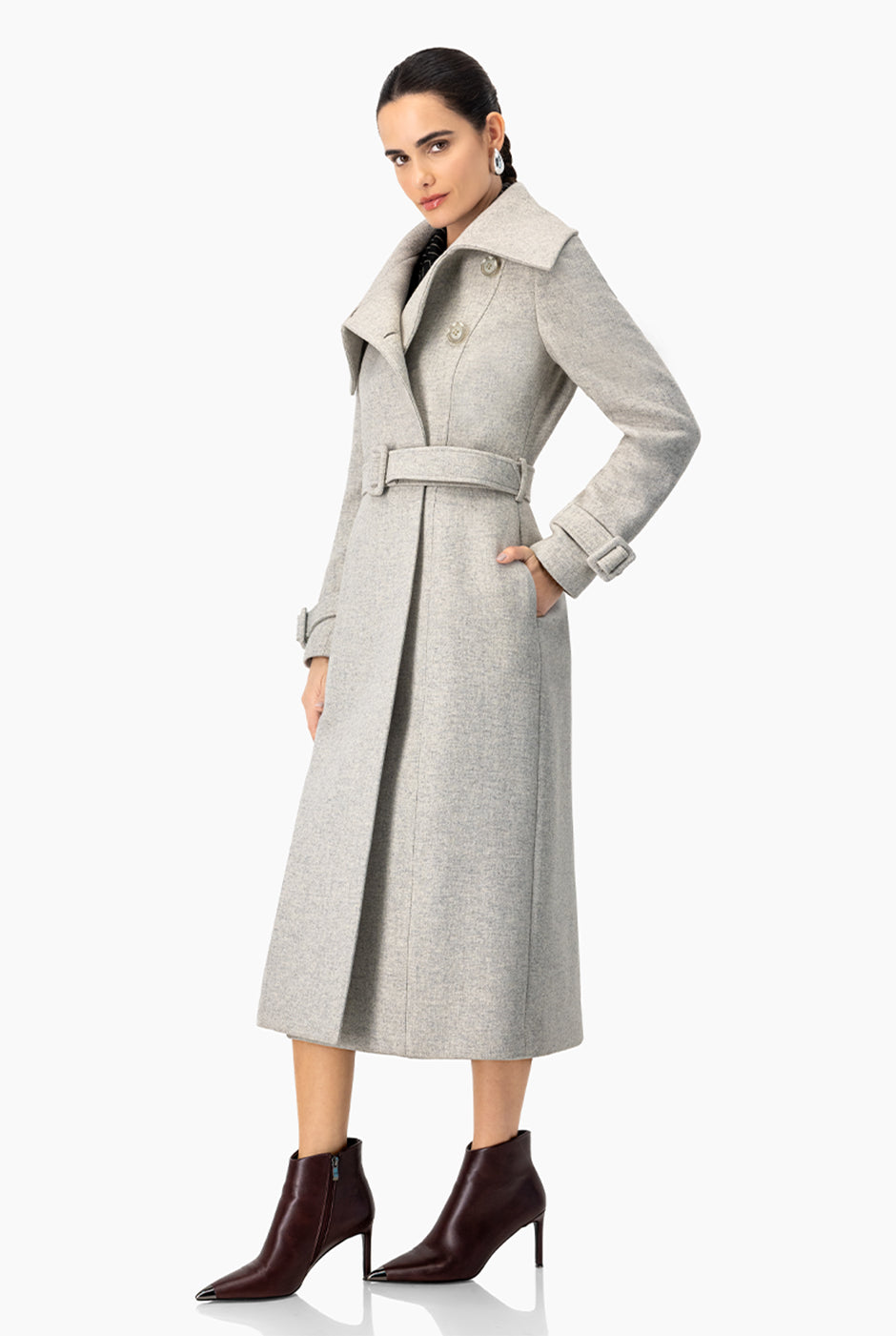 Abrigo largo cruzado gris con cinturón y solapas amplias