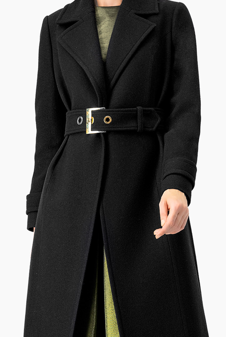 Abrigo largo negro con cinturón y hebilla en mangas