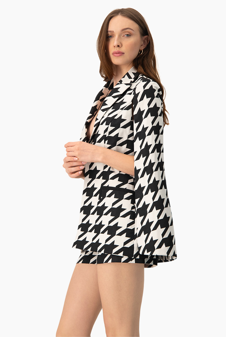 Trench corto negro con estampado de pata de gallo y solapas