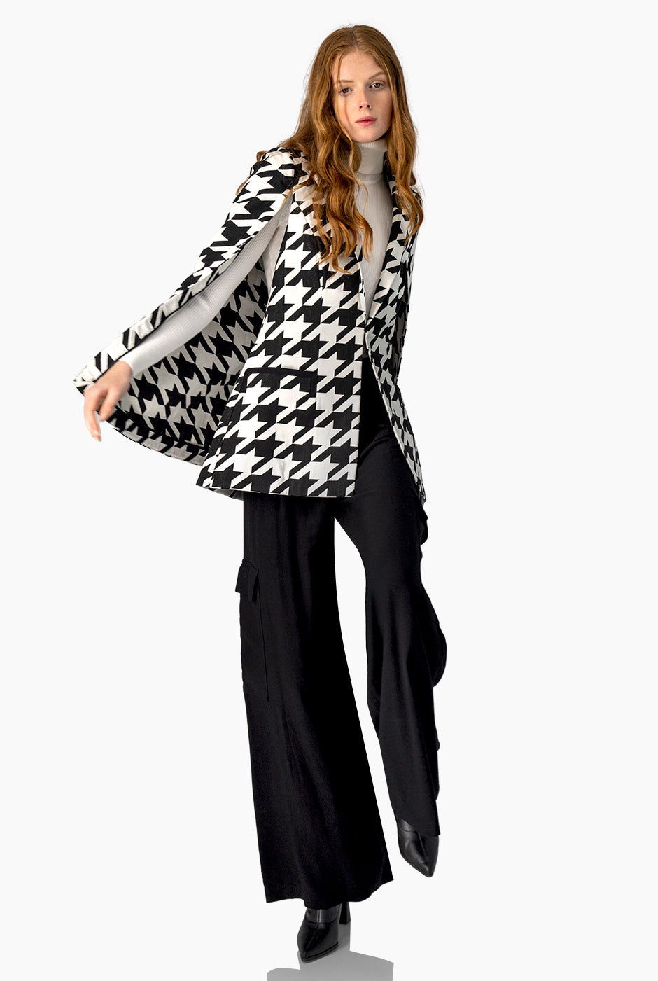 Trench corto negro con estampado de pata de gallo y solapas