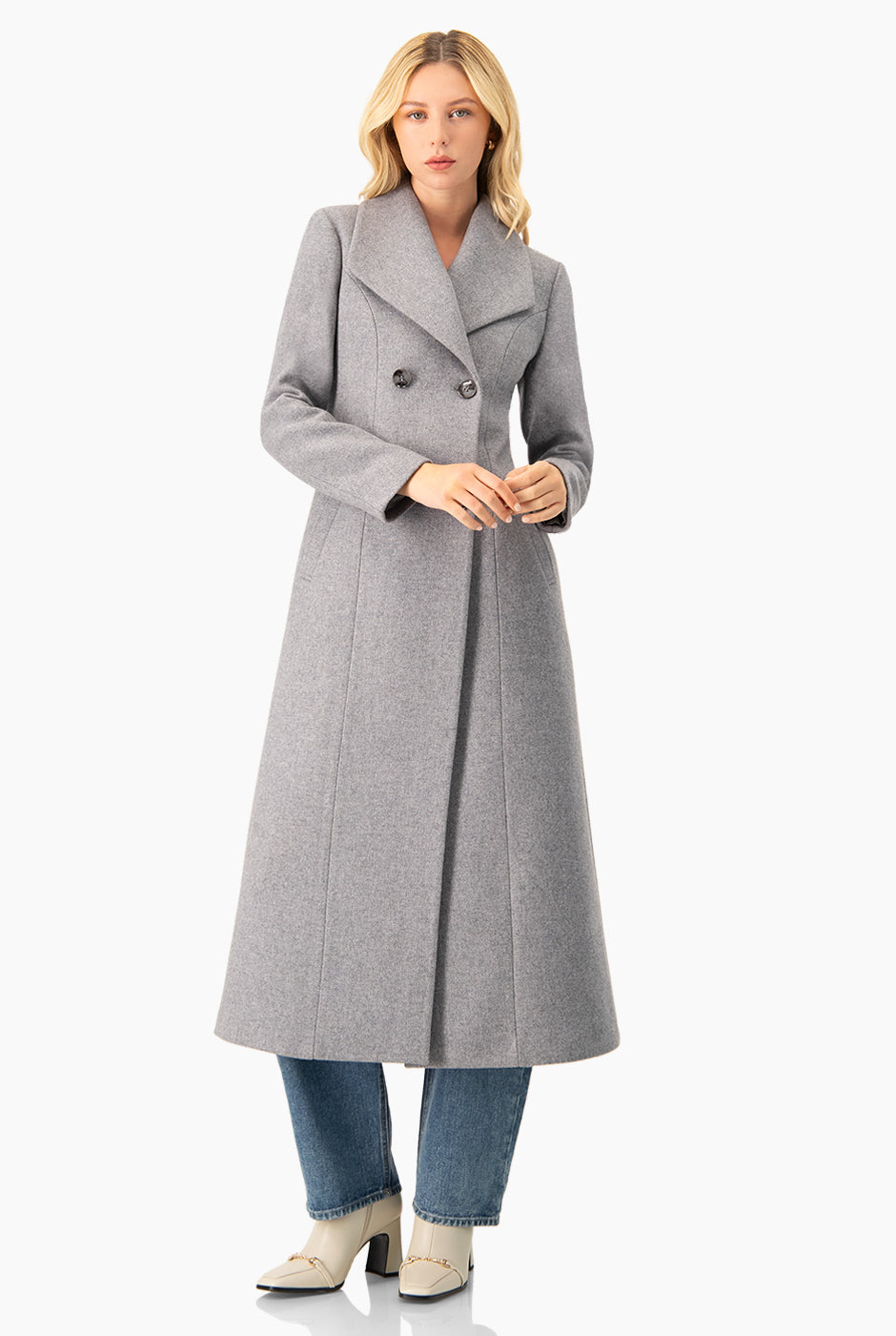 Abrigo largo gris con botones y bolsillos laterales