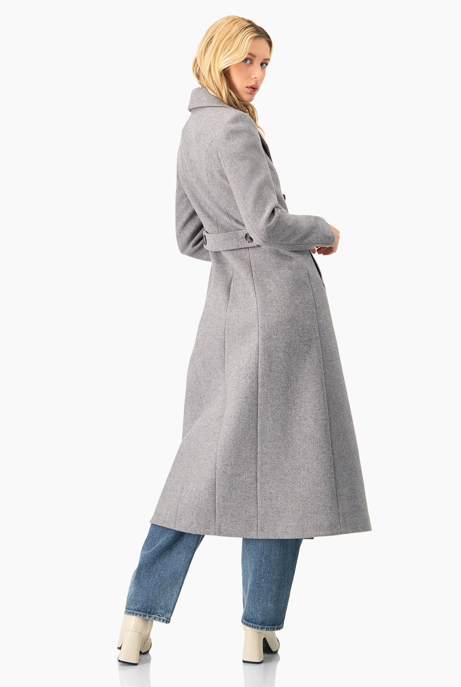 Abrigo largo gris con botones y bolsillos laterales