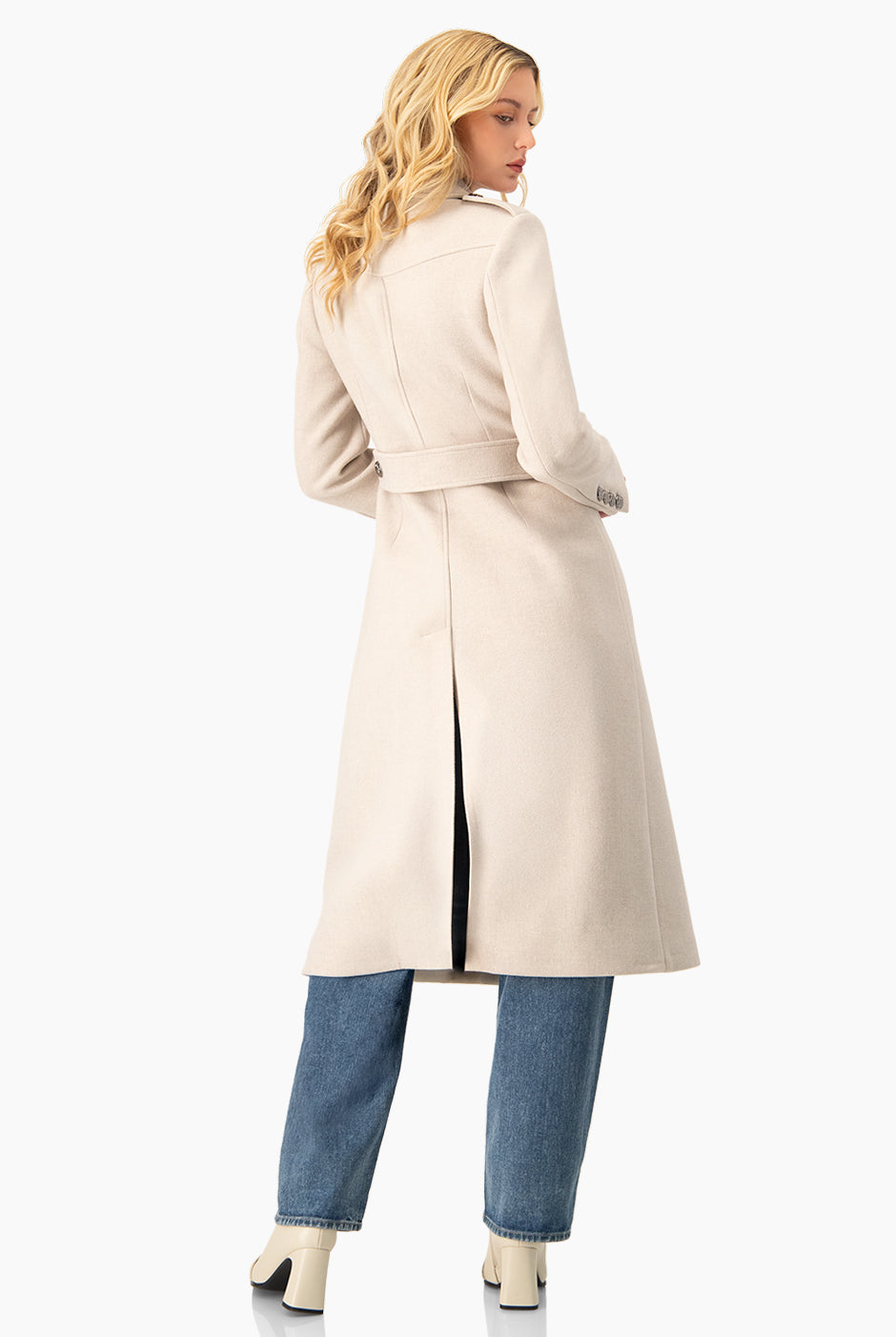 Abrigo largo cruzado en marfil con doble botonadura y solapa