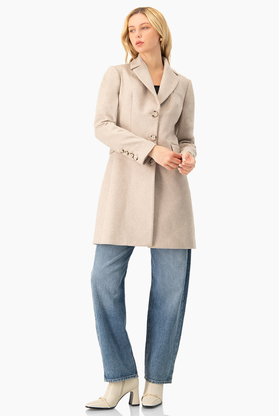 Abrigo largo beige con botones frontales y solapa