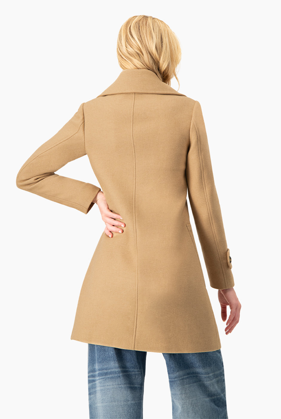 Abrigo liso arena con bolsillos y botones frontales
