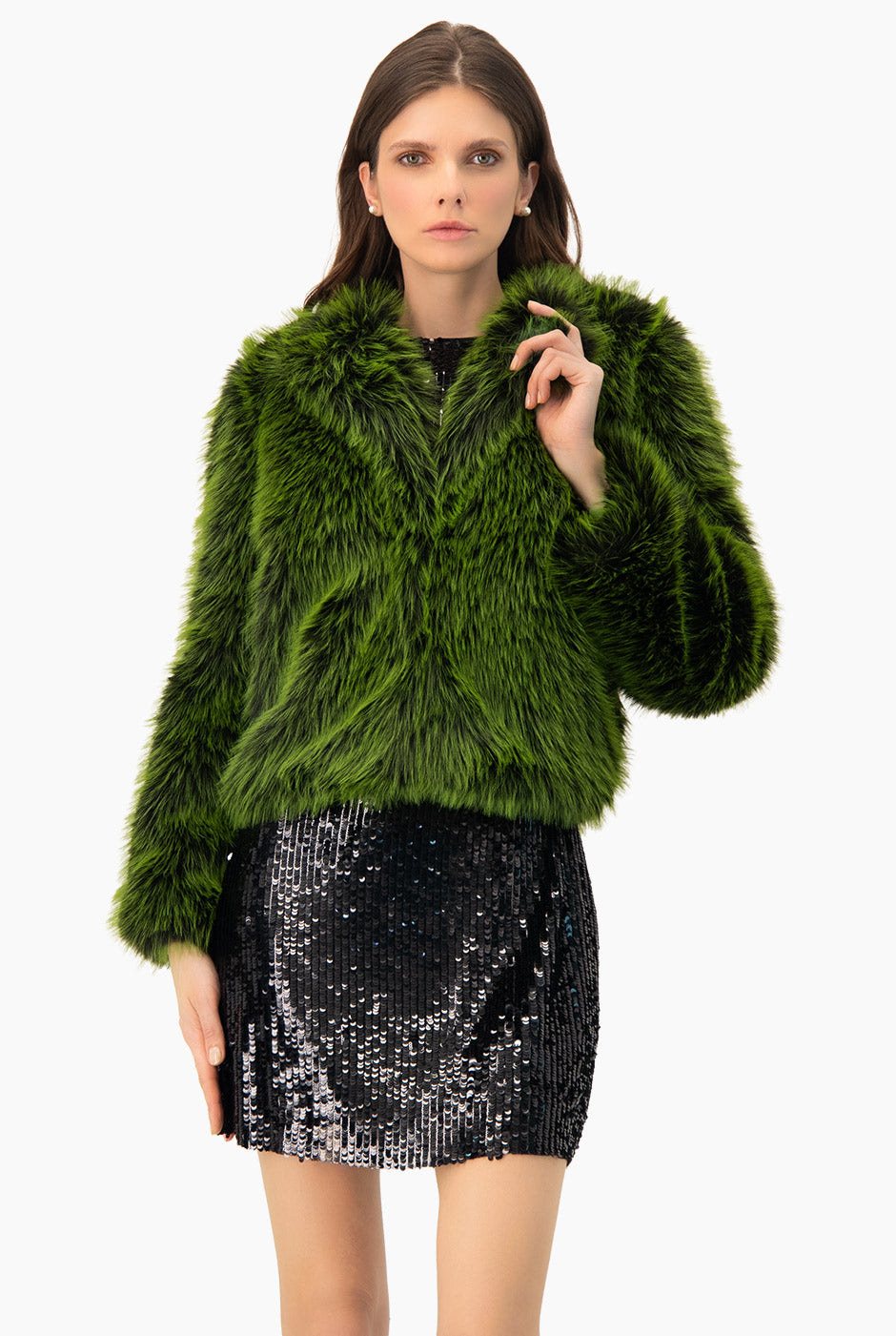 Abrigo corto de peluche verde con broche y textura de pelo