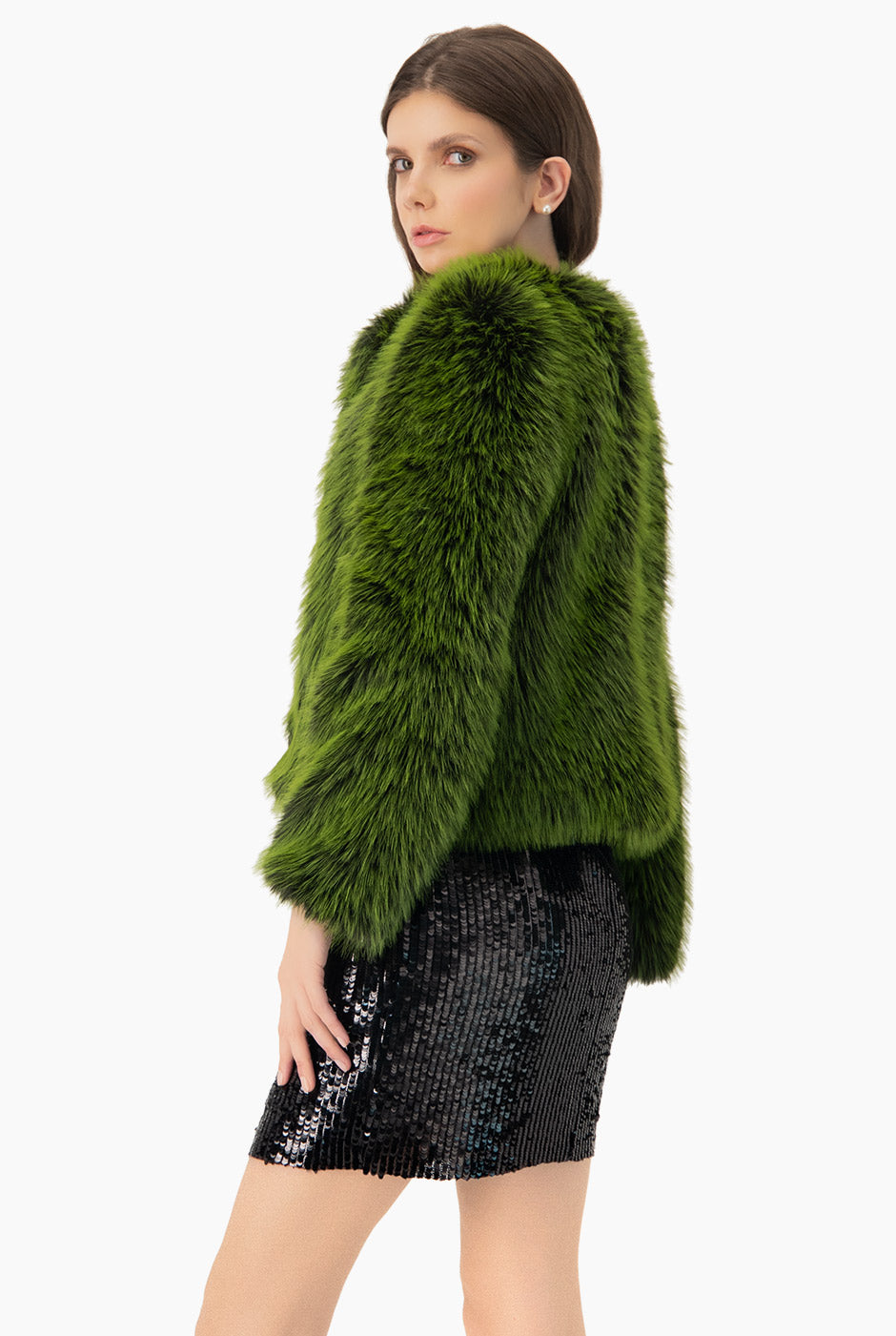 Abrigo corto de peluche verde con broche y textura de pelo