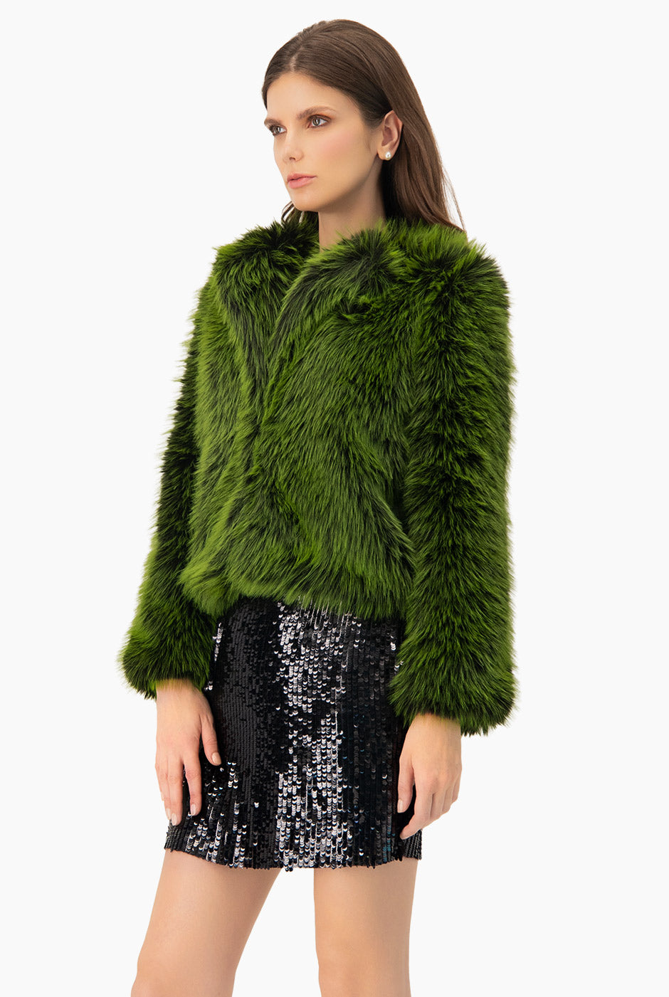 Abrigo corto de peluche verde con broche y textura de pelo