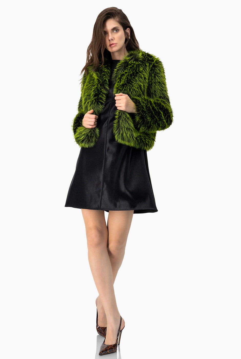 Abrigo corto de peluche verde con broche y textura de pelo