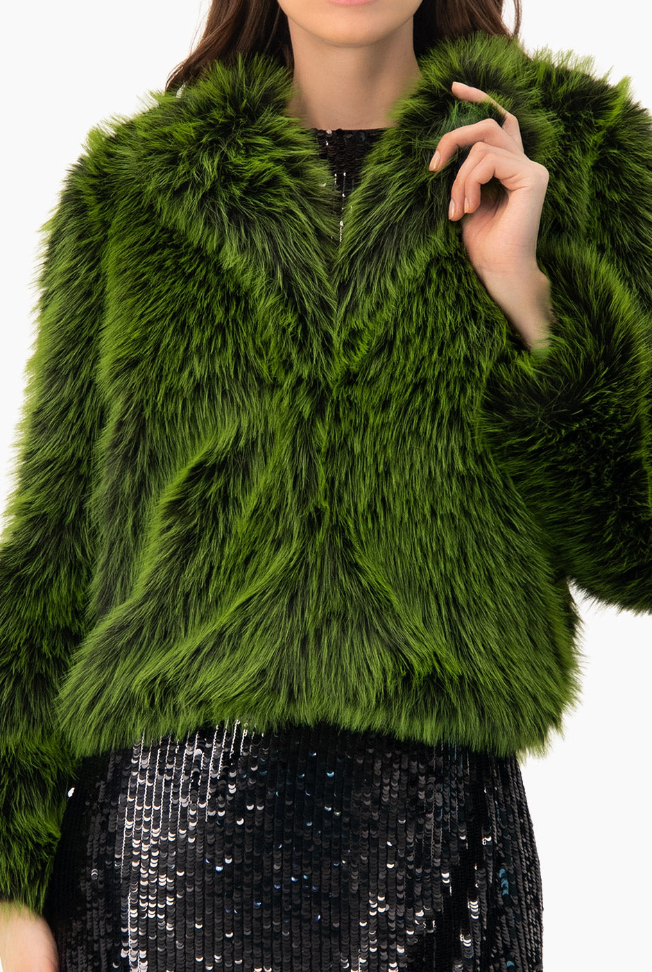 Abrigo corto de peluche verde con broche y textura de pelo